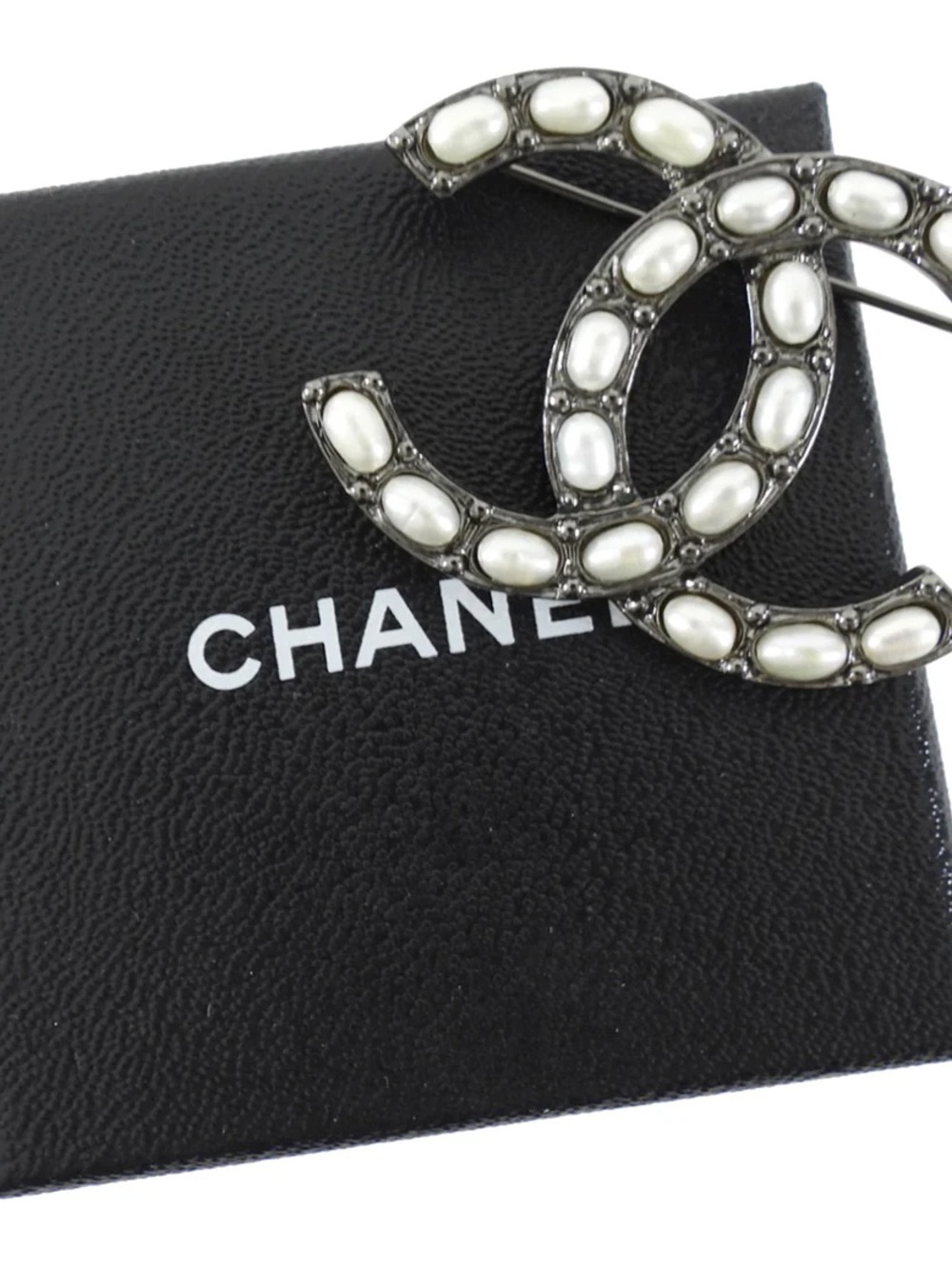 CHANEL Silver CC Logo Brooch with White Pearls - Picture 3 of 6